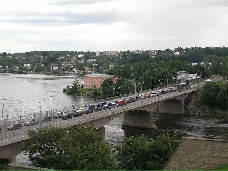 В Нарве выстроились огромные очереди на пропускном пункте: все хотят на Пасху в Россию