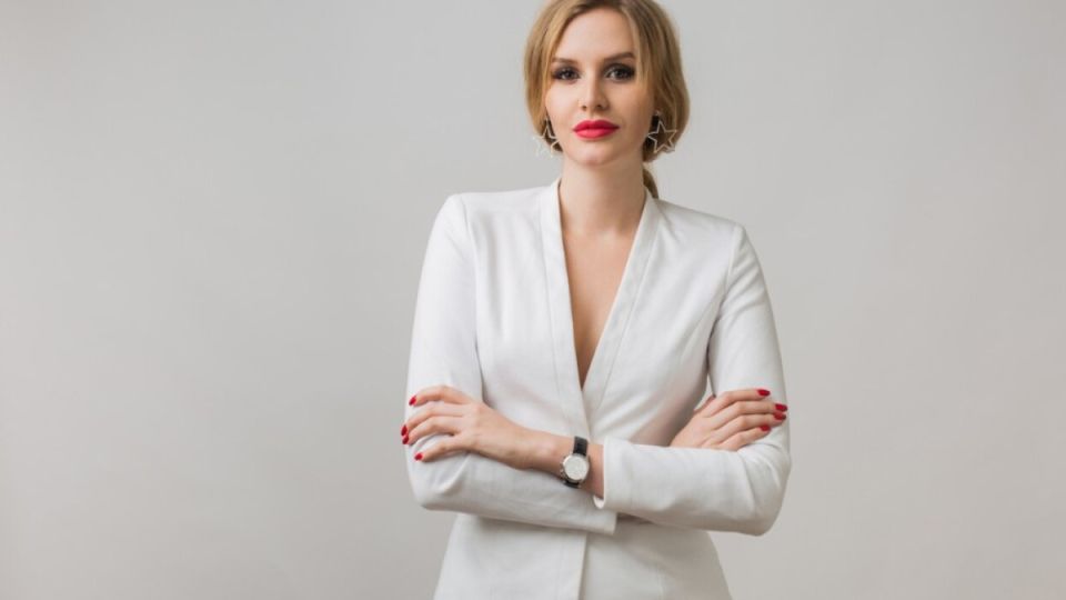 Куда бы ни вошла такая женщина, все ахают: просто королева — вот что значит уметь выглядеть дорого в простых вещах