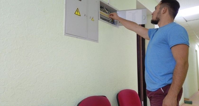 Очередные поборы: всех, кто живет в многоэтажках, обяжут платить за чужие провода с апреля 2025 года
