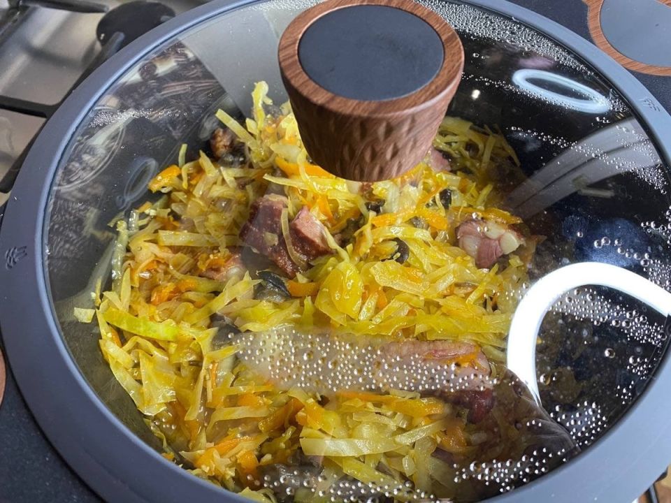 Как одна щепотка может преобразить тушеную капусту: секреты простого гарнира