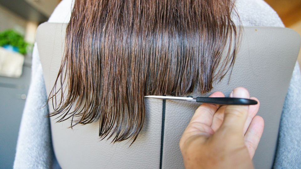 Почти как в салоне: стилисты раскрыли три секрета идеальной стрижки дома