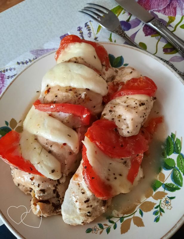 Кулинарные шедевры: запеченная куриная грудка с моцареллой и летними помидорами