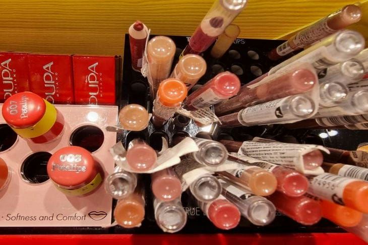 Гигиеническая помада: чем она может быть полезна в быту