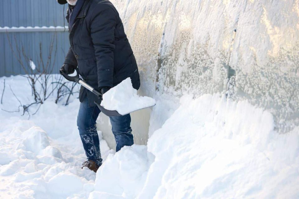 Как снег помогает дачникам: секреты использования зимнего покрова для успешного урожая