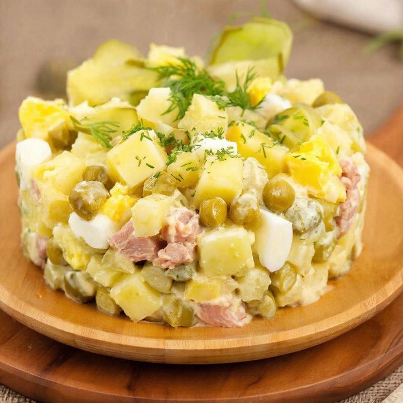 Гастроэнтеролог предупреждает: стоит ли наслаждаться салатами с утра 1 января?