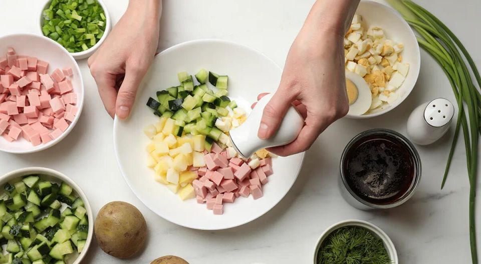 Специя, которая сделает окрошку идеальной: кефир или квас — не имеет значения