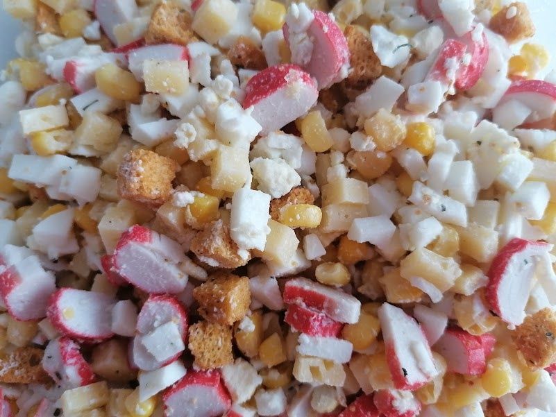 Разбираю привычный салат с крабовыми палочками и кукурузой: цельный взгляд на простоту и вкус