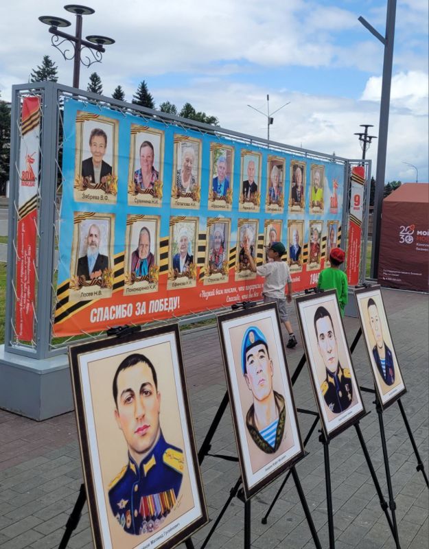 В столице Тувы на площади Арата развёрнута фотовыставка, посвящённая Дню России, и ярмарка-продажа продукции местных производителей и изделий народных промыслов