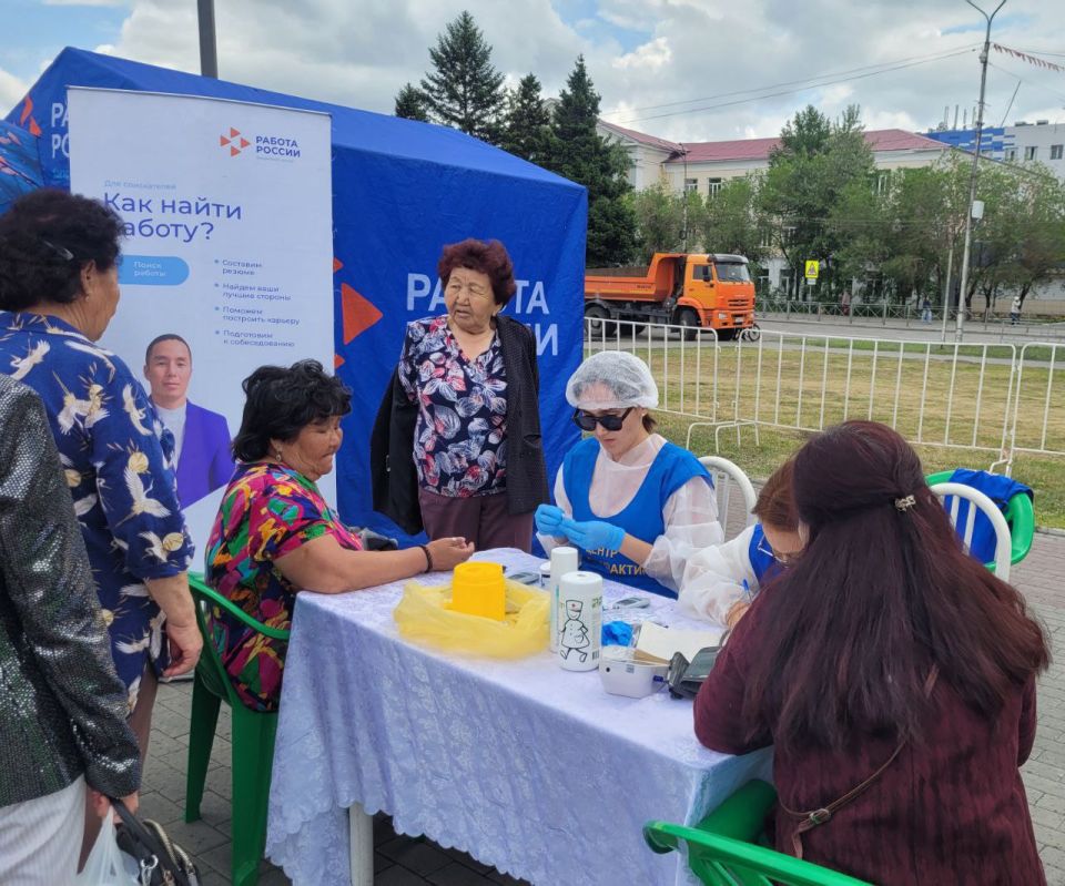 В столице Тувы на площади Арата развёрнута фотовыставка, посвящённая Дню России, и ярмарка-продажа продукции местных производителей и изделий народных промыслов
