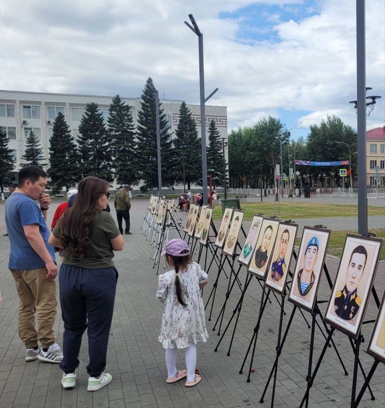 В столице Тувы на площади Арата развёрнута фотовыставка, посвящённая Дню России, и ярмарка-продажа продукции местных производителей и изделий народных промыслов