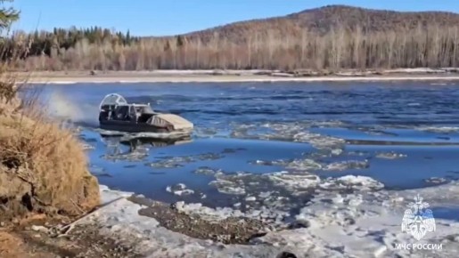На реке Большой Енисей рыбаки оказались отрезаны от суши