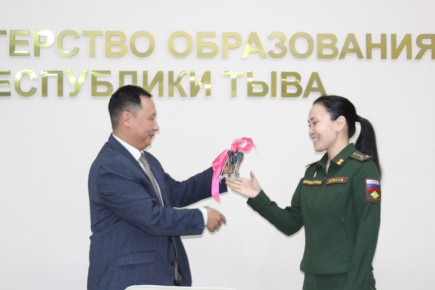 Капитан медицинской службы и участник СВО Херелмаа Борбак получила ключи от квартиры