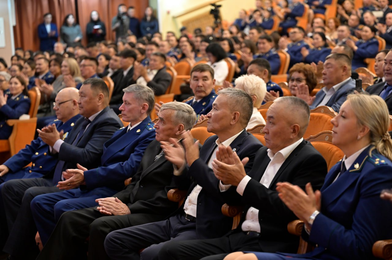 Глава Тувы в числе почетных гостей принял участие в торжественном мероприятии, посвященном 90-летию органов прокуратуры республики