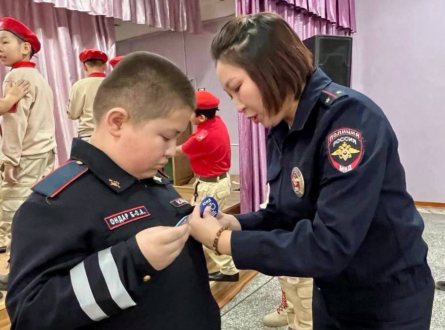 В ШКОЛЕ № 12 КЫЗЫЛА ПРОШЛО ПОСВЯЩЕНИЕ В ЮНЫЕ ИНСПЕКТОРЫ ДВИЖЕНИЯ В ШКОЛЕ № 12 КЫЗЫЛА ПРОШЛО ПОСВЯЩЕНИЕ В ЮНЫЕ ИНСПЕКТОРЫ ДВИЖЕНИЯ