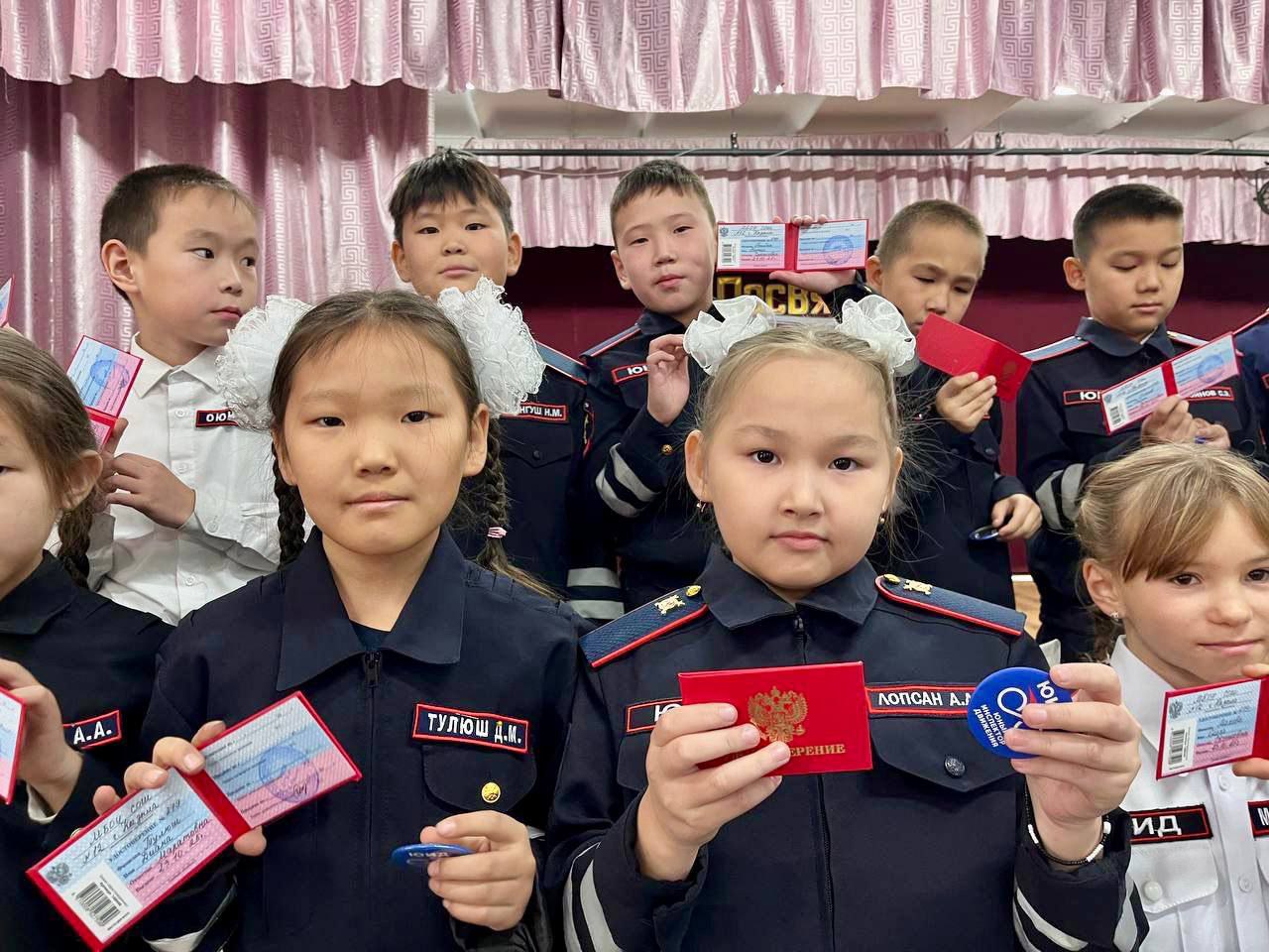 В ШКОЛЕ № 12 КЫЗЫЛА ПРОШЛО ПОСВЯЩЕНИЕ В ЮНЫЕ ИНСПЕКТОРЫ ДВИЖЕНИЯ В ШКОЛЕ № 12 КЫЗЫЛА ПРОШЛО ПОСВЯЩЕНИЕ В ЮНЫЕ ИНСПЕКТОРЫ ДВИЖЕНИЯ