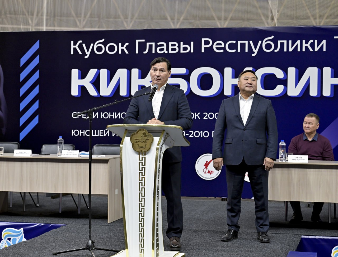 Участников Кубка Главы Тувы по кикбоксингу приветствовал президент Федерации кикбоксинга России, Глава Калмыкии Бату Хасиков Участников Кубка Главы Тувы по кикбоксингу приветствовал президент Федерации кикбоксинга России, Глава Калмыкии Бату Хасиков