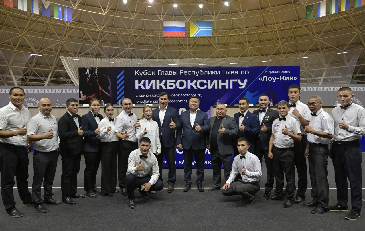 Участников Кубка Главы Тувы по кикбоксингу приветствовал президент Федерации кикбоксинга России, Глава Калмыкии Бату Хасиков Участников Кубка Главы Тувы по кикбоксингу приветствовал президент Федерации кикбоксинга России, Глава Калмыкии Бату Хасиков