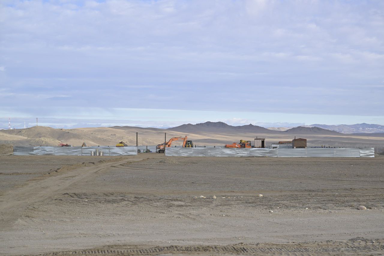 Сегодня, в ходе рабочей командировки в Эрзинский район, Глава Тувы проверил участки на подъездной дороге и на главной улице села Булун-Бажы, на которых ведутся ремонтные работы Сегодня, в ходе рабочей командировки в Эрзинский район, Глава Тувы проверил участки на подъездной дороге и на главной улице села Булун-Бажы, на которых ведутся ремонтные работы