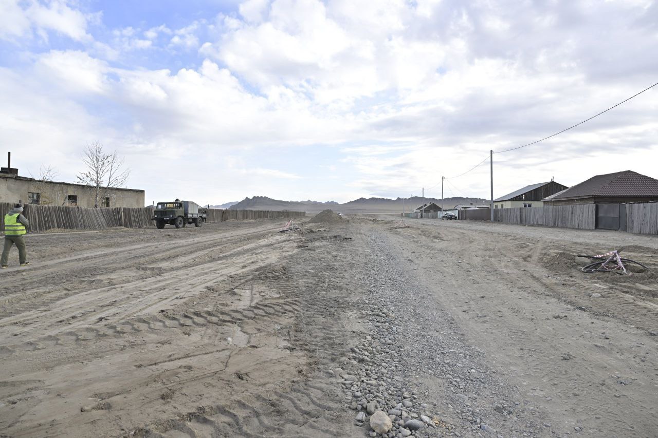 Сегодня, в ходе рабочей командировки в Эрзинский район, Глава Тувы проверил участки на подъездной дороге и на главной улице села Булун-Бажы, на которых ведутся ремонтные работы Сегодня, в ходе рабочей командировки в Эрзинский район, Глава Тувы проверил участки на подъездной дороге и на главной улице села Булун-Бажы, на которых ведутся ремонтные работы