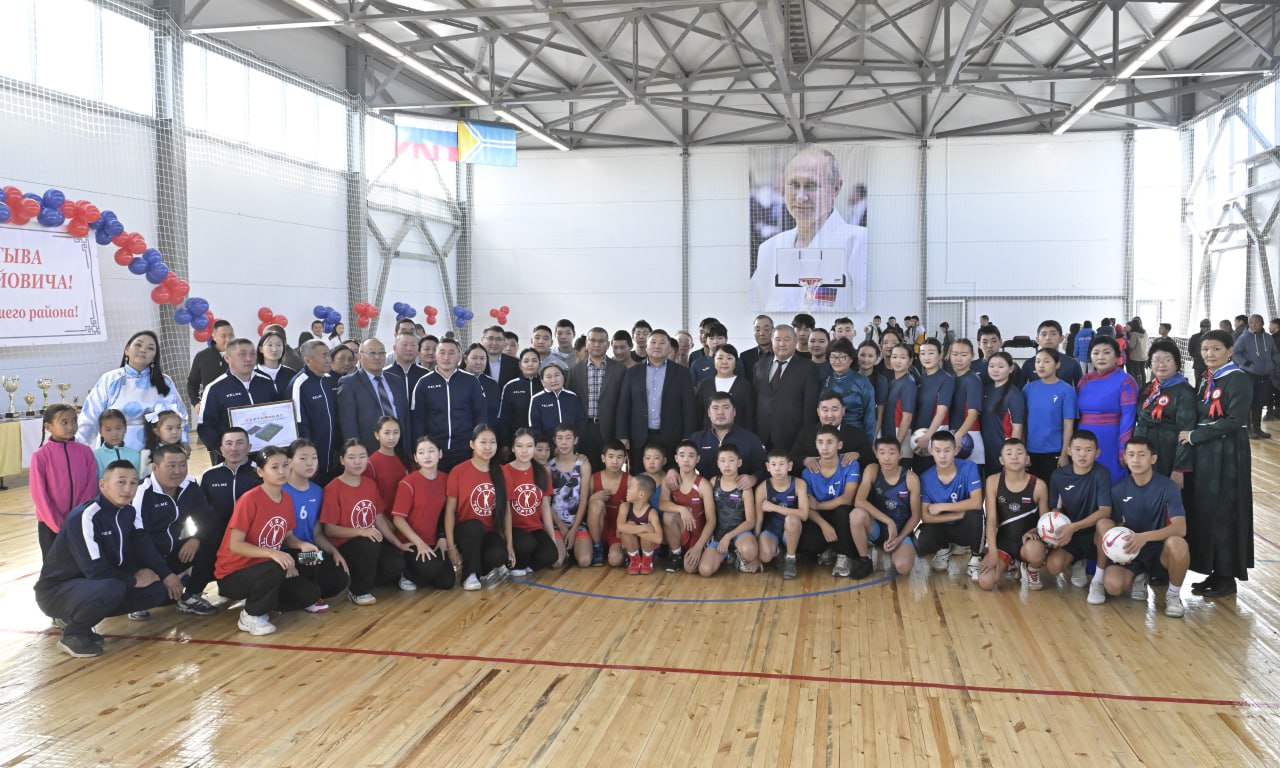 Об открытии в селе Эрзин физкультурно-спортивного зала сообщил Глава республики Владислав Ховалыг Об открытии в селе Эрзин физкультурно-спортивного зала сообщил Глава республики Владислав Ховалыг