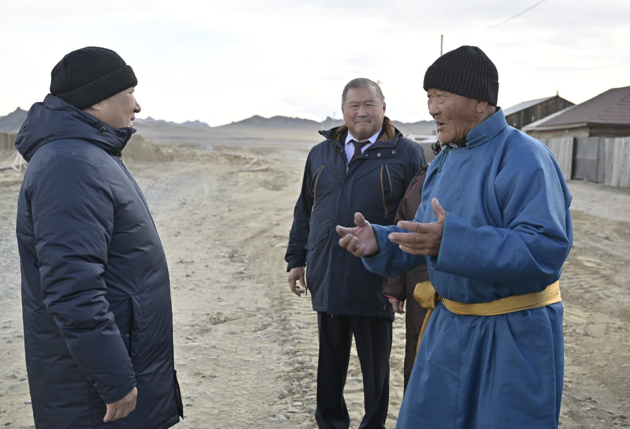 Сегодня, в ходе рабочей командировки в Эрзинский район, Глава Тувы проверил участки на подъездной дороге и на главной улице села Булун-Бажы, на которых ведутся ремонтные работы Сегодня, в ходе рабочей командировки в Эрзинский район, Глава Тувы проверил участки на подъездной дороге и на главной улице села Булун-Бажы, на которых ведутся ремонтные работы