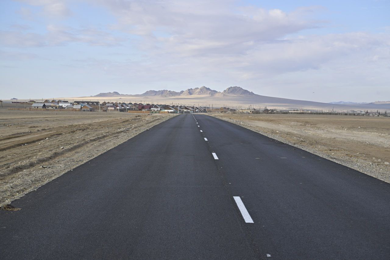 Сегодня, в ходе рабочей командировки в Эрзинский район, Глава Тувы проверил участки на подъездной дороге и на главной улице села Булун-Бажы, на которых ведутся ремонтные работы Сегодня, в ходе рабочей командировки в Эрзинский район, Глава Тувы проверил участки на подъездной дороге и на главной улице села Булун-Бажы, на которых ведутся ремонтные работы