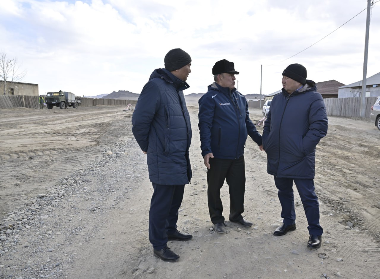 Сегодня, в ходе рабочей командировки в Эрзинский район, Глава Тувы проверил участки на подъездной дороге и на главной улице села Булун-Бажы, на которых ведутся ремонтные работы Сегодня, в ходе рабочей командировки в Эрзинский район, Глава Тувы проверил участки на подъездной дороге и на главной улице села Булун-Бажы, на которых ведутся ремонтные работы