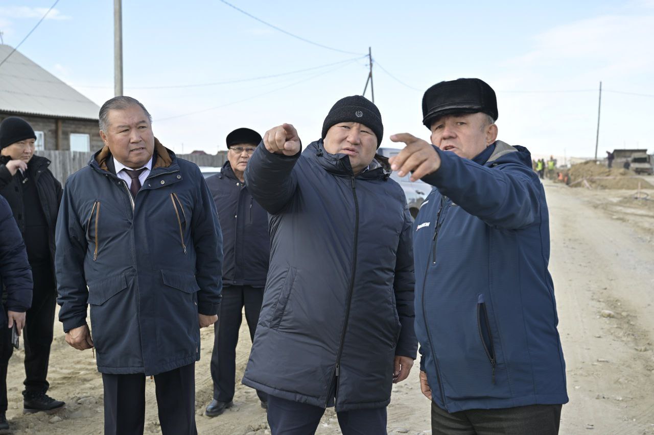 Сегодня, в ходе рабочей командировки в Эрзинский район, Глава Тувы проверил участки на подъездной дороге и на главной улице села Булун-Бажы, на которых ведутся ремонтные работы
