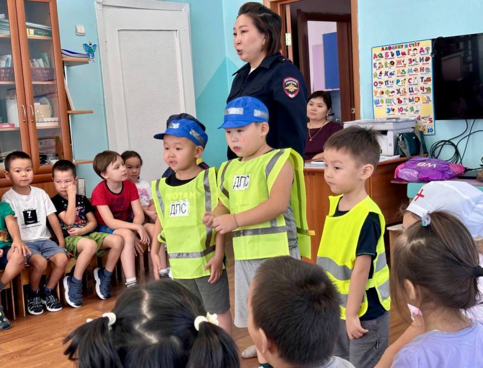В КЫЗЫЛЕ ГОСАВТОИНСПЕКТОРЫ ПРОВЕЛИ ЗАНЯТИЕ ДЛЯ ДОШКОЛЯТ