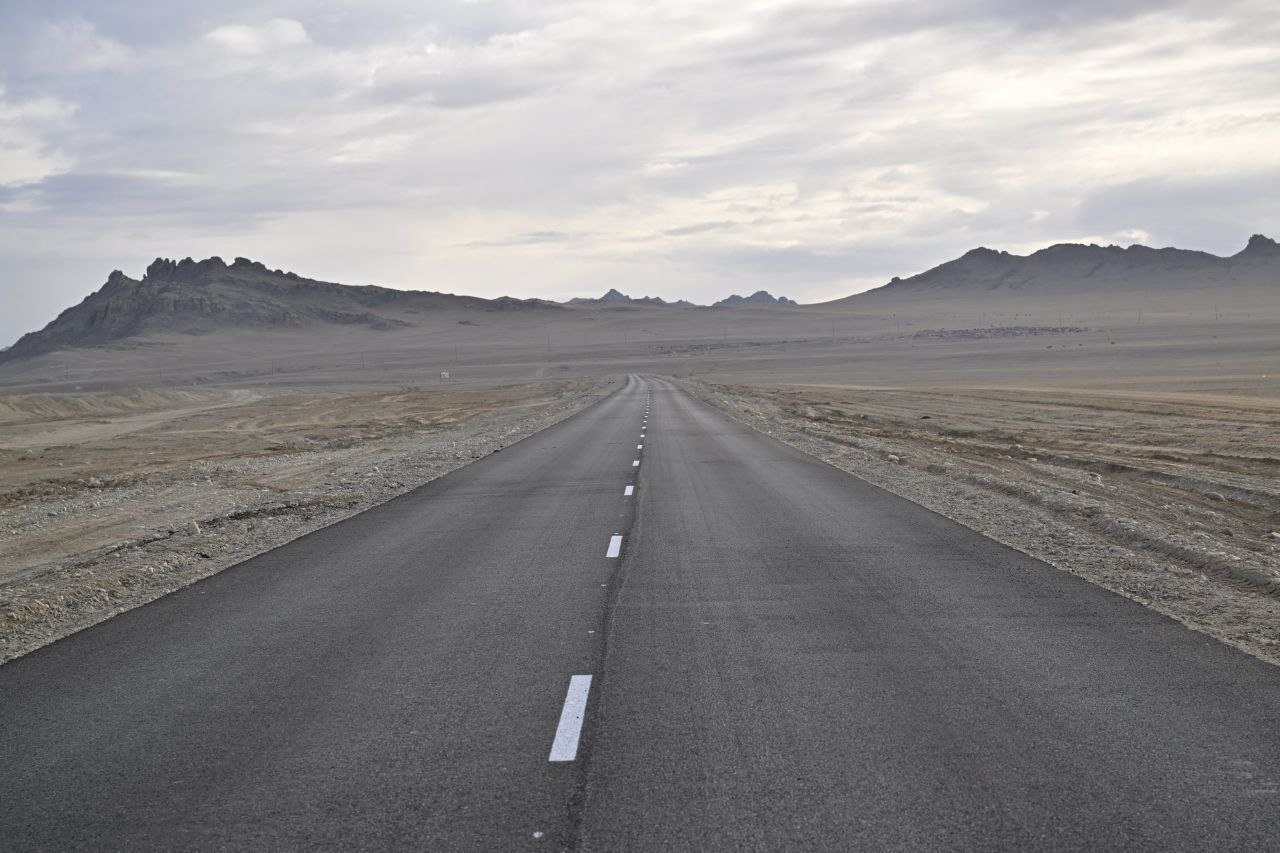 Сегодня, в ходе рабочей командировки в Эрзинский район, Глава Тувы проверил участки на подъездной дороге и на главной улице села Булун-Бажы, на которых ведутся ремонтные работы Сегодня, в ходе рабочей командировки в Эрзинский район, Глава Тувы проверил участки на подъездной дороге и на главной улице села Булун-Бажы, на которых ведутся ремонтные работы