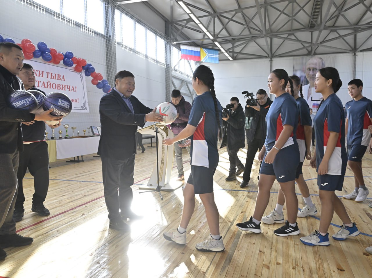 Об открытии в селе Эрзин физкультурно-спортивного зала сообщил Глава республики Владислав Ховалыг Об открытии в селе Эрзин физкультурно-спортивного зала сообщил Глава республики Владислав Ховалыг