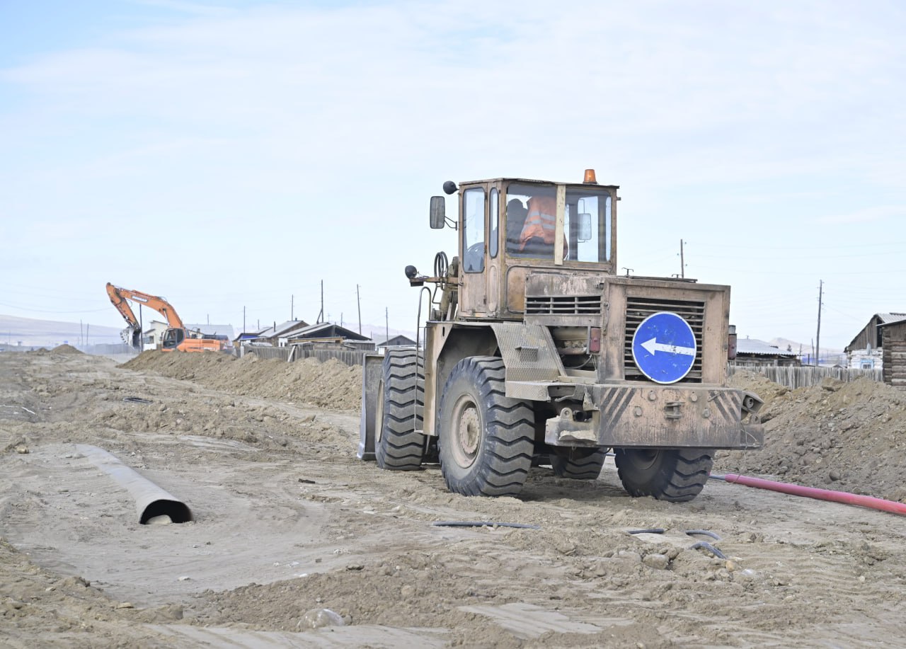 Сегодня, в ходе рабочей командировки в Эрзинский район, Глава Тувы проверил участки на подъездной дороге и на главной улице села Булун-Бажы, на которых ведутся ремонтные работы Сегодня, в ходе рабочей командировки в Эрзинский район, Глава Тувы проверил участки на подъездной дороге и на главной улице села Булун-Бажы, на которых ведутся ремонтные работы