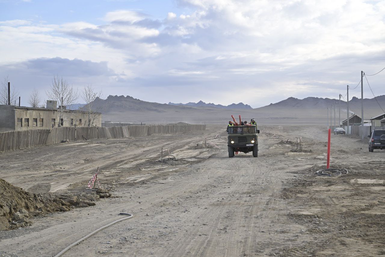 Сегодня, в ходе рабочей командировки в Эрзинский район, Глава Тувы проверил участки на подъездной дороге и на главной улице села Булун-Бажы, на которых ведутся ремонтные работы Сегодня, в ходе рабочей командировки в Эрзинский район, Глава Тувы проверил участки на подъездной дороге и на главной улице села Булун-Бажы, на которых ведутся ремонтные работы