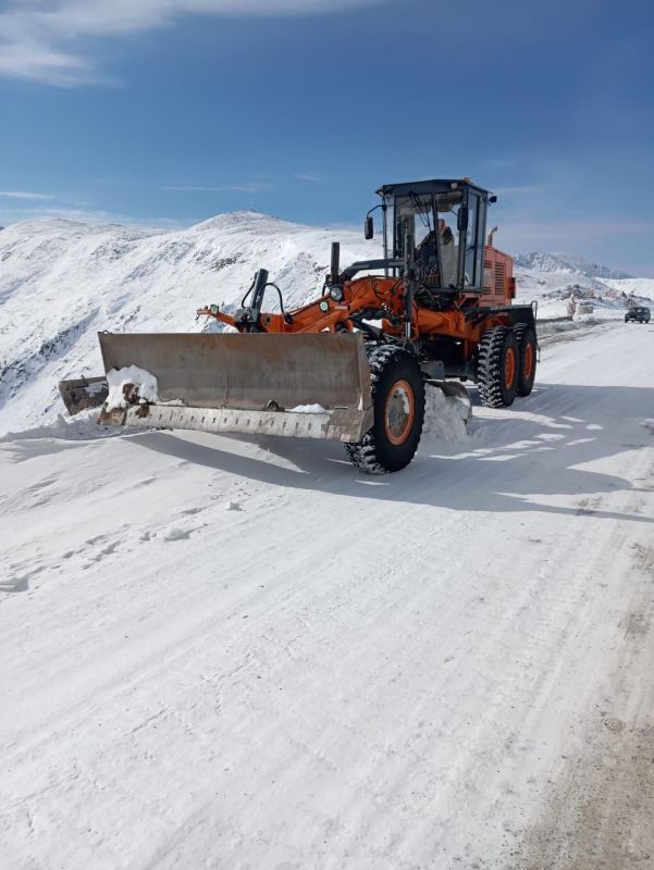 На данный момент в Кызыле снега нет, однако на перевальном участке «Сотом» продолжаются работы по очистке дорог