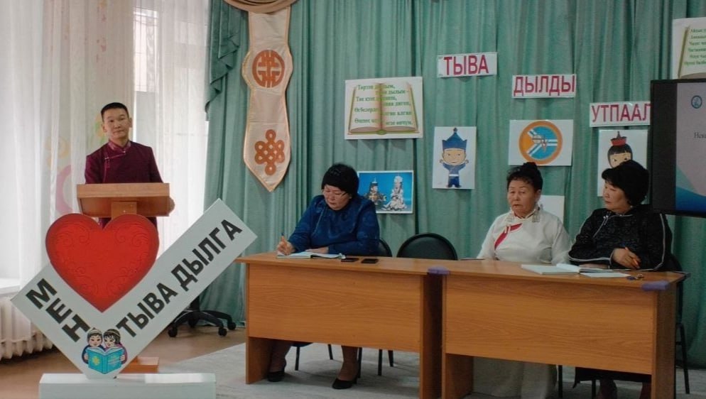 Тыва дылды утпаал, нк!. Национал школа хгждер институтту ажылдакчылары хоорай шинчилиг Каа-Хем суурну "Сылдысчыгаш" уруглар садынга “Тыва дылды утпаал, нк!” деп ажык кичээлге киришкенин институт дынаткан