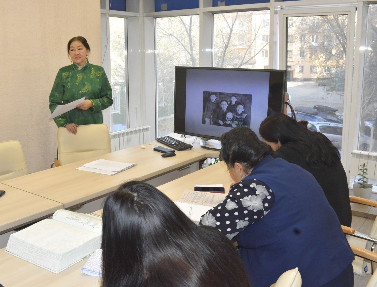 Учителя родного языка Тувы углубили знания об известных личностях и писателях республики Учителя родного языка Тувы углубили знания об известных личностях и писателях республики