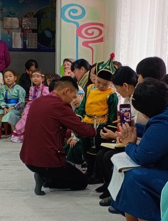 Тыва дылды утпаал, нк!. Национал школа хгждер институтту ажылдакчылары хоорай шинчилиг Каа-Хем суурну "Сылдысчыгаш" уруглар садынга “Тыва дылды утпаал, нк!” деп ажык кичээлге киришкенин институт дынаткан Тыва дылды утпаал, нк!. Национал школа хгждер институтту ажылдакчылары хоорай шинчилиг Каа-Хем суурну "Сылдысчыгаш" уруглар садынга “Тыва дылды утпаал, нк!” деп ажык кичээлге киришкенин институт дынаткан