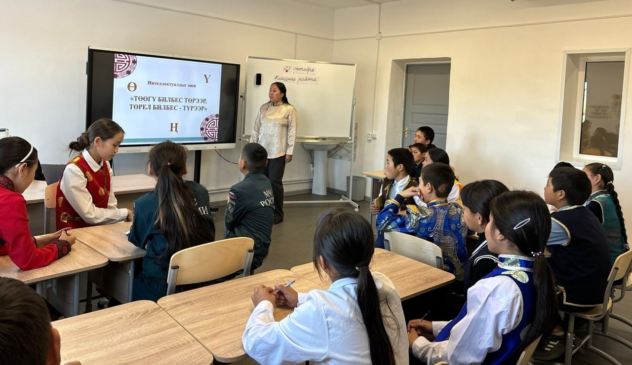 Аксы-Барлык школазынга Тыва дыл хннге тураскааткан “Чалгын чакпам болуп чор сен, тыва дылым” деп темага 1-11 класстарны реникчилеринге класс шактары болуп эрткенин редилге чери дынаткан