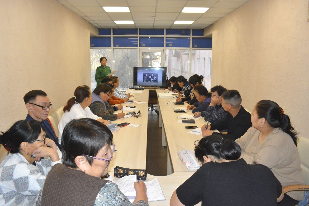 Учителя родного языка Тувы углубили знания об известных личностях и писателях республики Учителя родного языка Тувы углубили знания об известных личностях и писателях республики