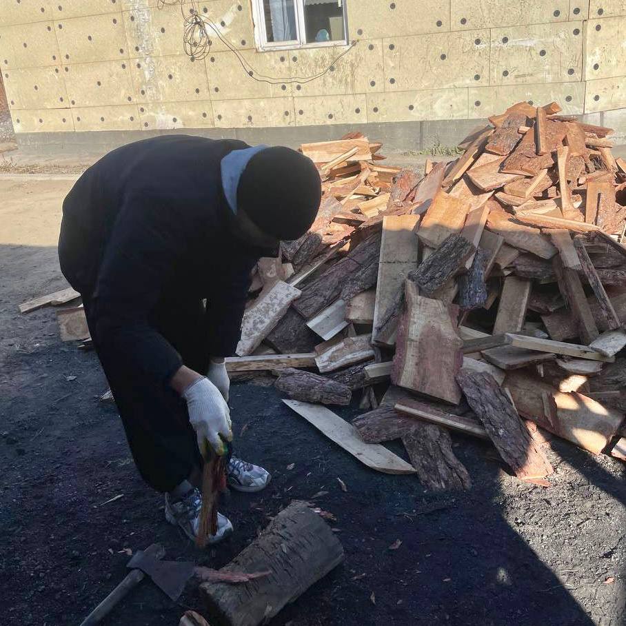 Молодежь Тувы помогла подготовить жилье семье участника СВО к зимним холодам Молодежь Тувы помогла подготовить жилье семье участника СВО к зимним холодам