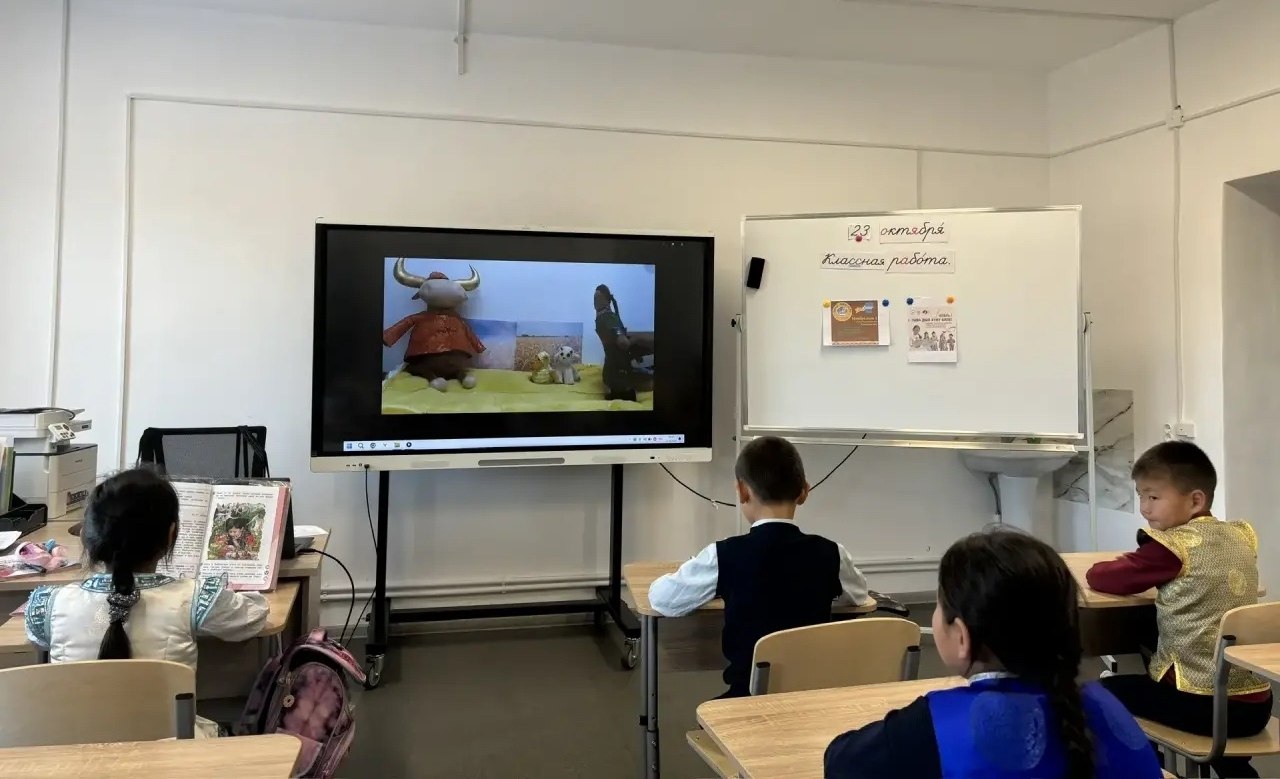 Аксы-Барлык школазынга Тыва дыл хннге тураскааткан “Чалгын чакпам болуп чор сен, тыва дылым” деп темага 1-11 класстарны реникчилеринге класс шактары болуп эрткенин редилге чери дынаткан Аксы-Барлык школазынга Тыва дыл хннге тураскааткан “Чалгын чакпам болуп чор сен, тыва дылым” деп темага 1-11 класстарны реникчилеринге класс шактары болуп эрткенин редилге чери дынаткан