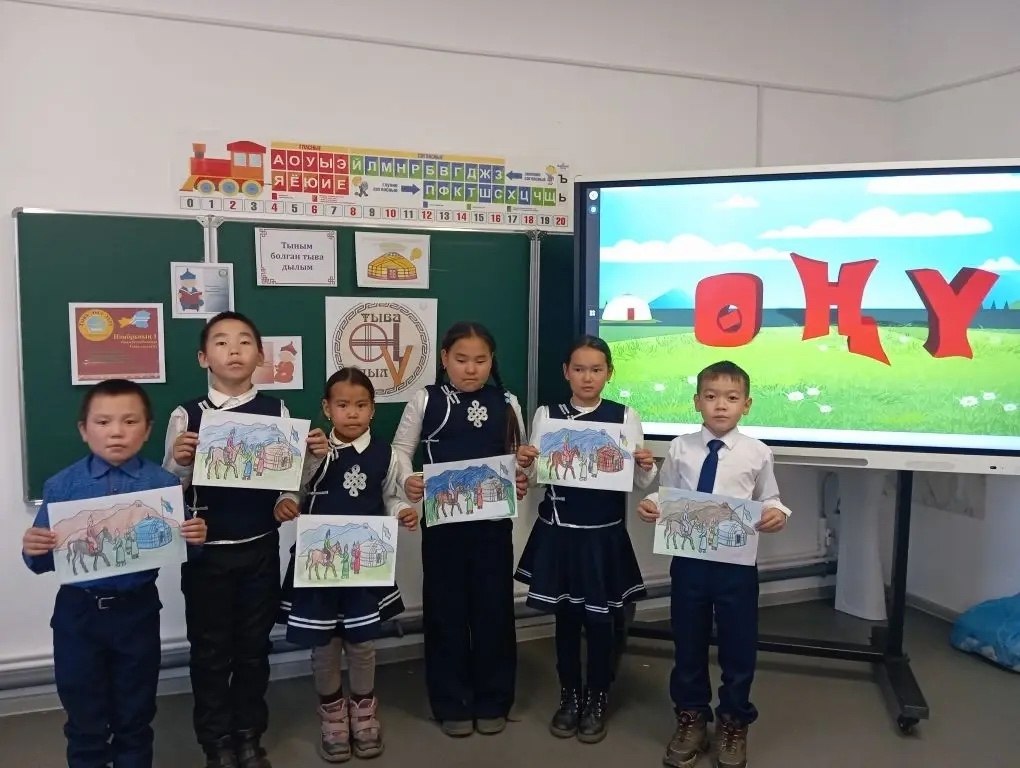 Аксы-Барлык школазынга Тыва дыл хннге тураскааткан “Чалгын чакпам болуп чор сен, тыва дылым” деп темага 1-11 класстарны реникчилеринге класс шактары болуп эрткенин редилге чери дынаткан Аксы-Барлык школазынга Тыва дыл хннге тураскааткан “Чалгын чакпам болуп чор сен, тыва дылым” деп темага 1-11 класстарны реникчилеринге класс шактары болуп эрткенин редилге чери дынаткан