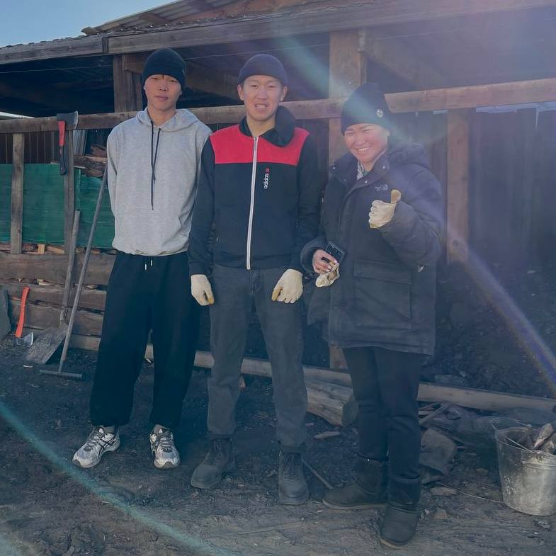 Молодежь Тувы помогла подготовить жилье семье участника СВО к зимним холодам