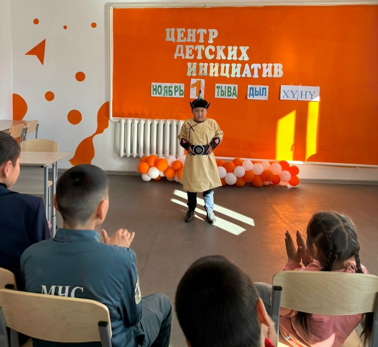 Аксы-Барлык школазынга Тыва дыл хннге тураскааткан “Чалгын чакпам болуп чор сен, тыва дылым” деп темага 1-11 класстарны реникчилеринге класс шактары болуп эрткенин редилге чери дынаткан Аксы-Барлык школазынга Тыва дыл хннге тураскааткан “Чалгын чакпам болуп чор сен, тыва дылым” деп темага 1-11 класстарны реникчилеринге класс шактары болуп эрткенин редилге чери дынаткан