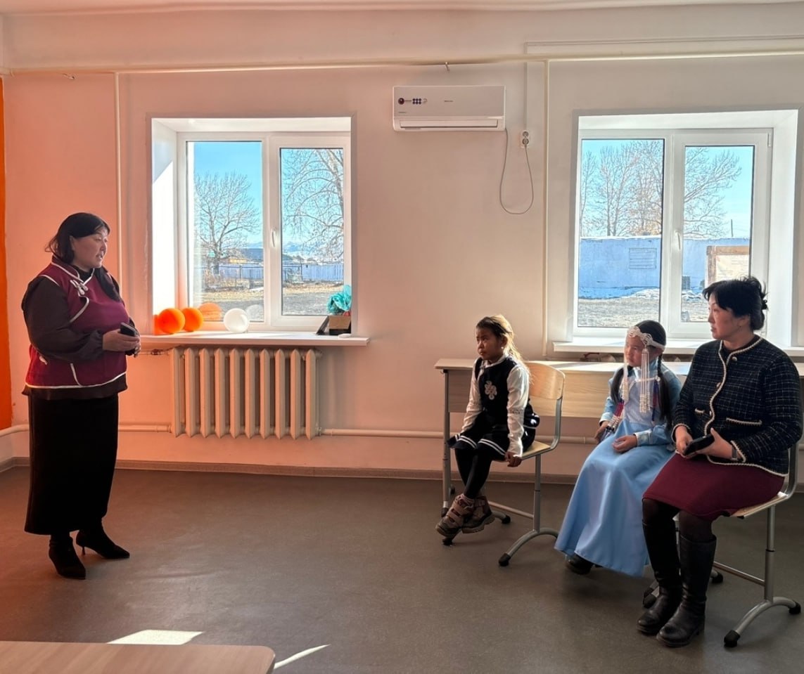 Аксы-Барлык школазынга Тыва дыл хннге тураскааткан “Чалгын чакпам болуп чор сен, тыва дылым” деп темага 1-11 класстарны реникчилеринге класс шактары болуп эрткенин редилге чери дынаткан Аксы-Барлык школазынга Тыва дыл хннге тураскааткан “Чалгын чакпам болуп чор сен, тыва дылым” деп темага 1-11 класстарны реникчилеринге класс шактары болуп эрткенин редилге чери дынаткан