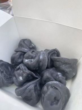 Непревзойденные черные пельмени: как искусство кулинарии выходит за рамки