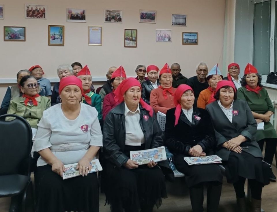 Улуг-Хемни «мгн эки турачылары» кожуунну XX чылды комсомолчулары-биле чалыы езини уттундурбас байырлалынга тураскааткан ырылар болгаш шлктер мрейинге идепкейлиг киришкенин хй-ниити организациязы дынаткан