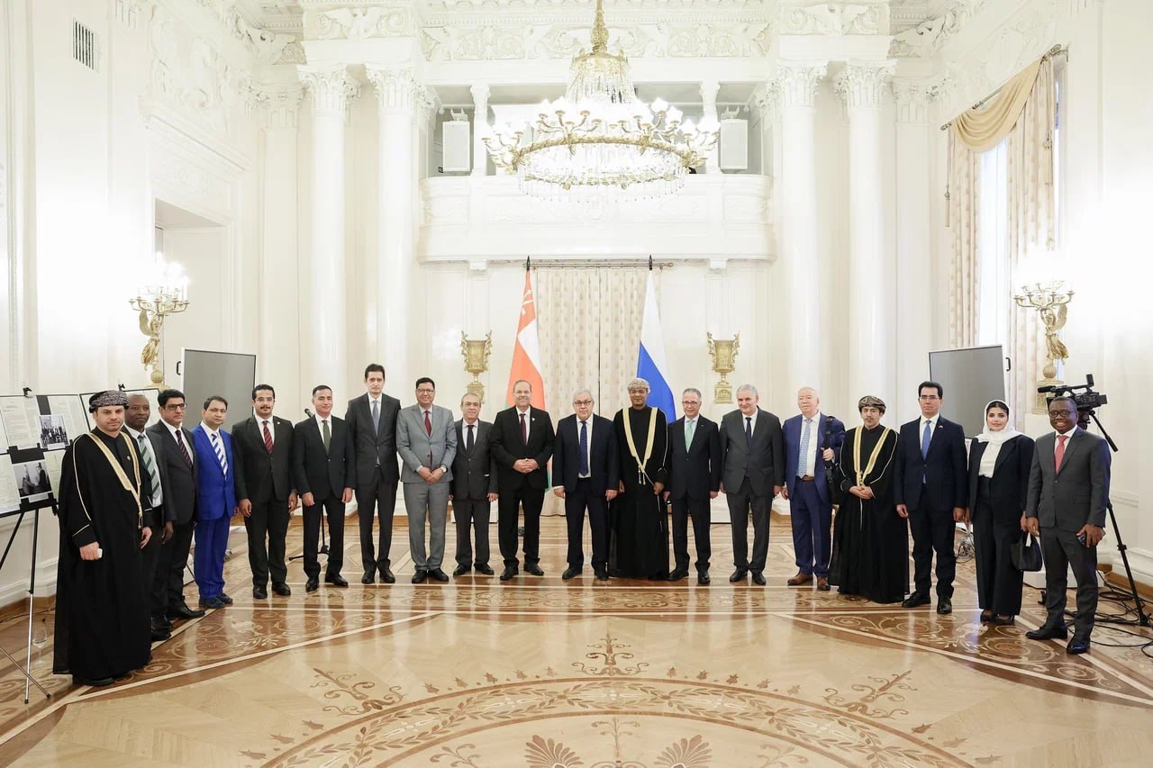 30 октября заместитель Министра иностранных дел Российской Федерации С.В.Вершинин принял участие в церемонии открытия выставки в Большом особняке МИД России, посвящённой 40-летию установления дипломатических отношений между... 30 октября заместитель Министра иностранных дел Российской Федерации С.В.Вершинин принял участие в церемонии открытия выставки в Большом особняке МИД России, посвящённой 40-летию установления дипломатических отношений между...