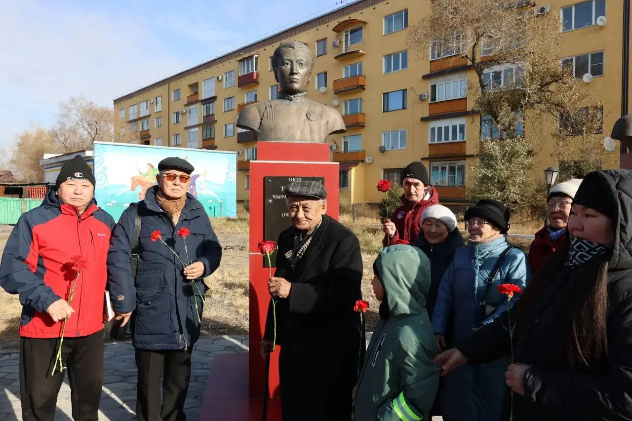 В Кызыле почтили память жертв политических репрессий В Кызыле почтили память жертв политических репрессий