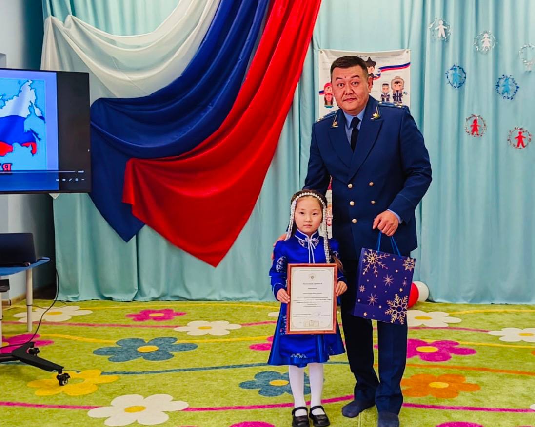 В прокуратуре республики подведены итоги творческого конкурса «Моя Родина - Россия! Моя Родина - Тыва!» В прокуратуре республики подведены итоги творческого конкурса «Моя Родина - Россия! Моя Родина - Тыва!»